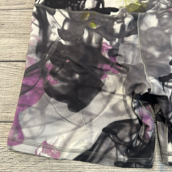 🍋Women’s Lululemon Throwback Print Align High Rise Short 6” size 12🍋 - Picture 9 of 13